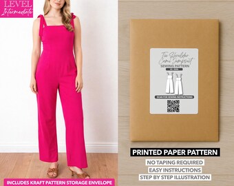 Peut inclure: Une femme porte une combinaison fuchsia à bretelles nouées. L'image montre également une enveloppe en papier kraft avec une étiquette indiquant "Patron de couture combinaison Tie Shoulder Cami". Le patron comprend des instructions faciles et des illustrations étape par étape.