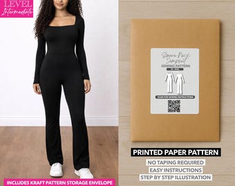 Può includere: Una tuta nera con scollo quadrato e maniche lunghe. L'immagine mostra anche una busta di carta marrone con un'etichetta che recita "Square Neck Jumpsuit Sewing Pattern". Il testo "Printed Paper Pattern" è anche visibile.