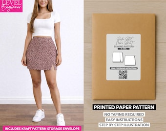 Peut inclure: Une femme porte un haut blanc et une mini-jupe à motifs floraux. L'image montre également une enveloppe de patron en papier brun avec une étiquette indiquant "Side Slit Mini Skirt Sewing Pattern". Le texte "Printed Paper Pattern" est également visible.