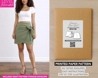 Può includere: Una donna indossa un top corto bianco e una minigonna a portafoglio verde oliva. A destra, una busta di carta modello marrone con un'etichetta che dice "Summer Mini Skirt Sewing Pattern". La busta dice anche "Printed Paper Pattern".