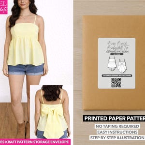 Könnte beinhalten: Eine Frau trägt ein gelbes Babydoll-Top mit Spaghettiträgern und Jeansshorts. Gezeigt wird auch ein brauner Papier-Musterumschlag mit der Aufschrift "Bow Back Babydoll Top Sewing Pattern". Das Muster enthält einen Kraft-Muster-Aufbewahrungsumschlag.