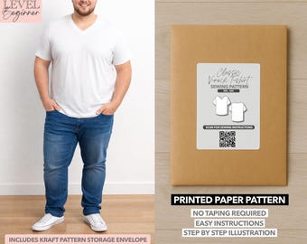 Peut inclure: Un t-shirt blanc à col en V et un jean bleu. Une enveloppe de patron en papier brun avec une étiquette blanche indiquant "Classic V-neck T-shirt Sewing Pattern". L'enveloppe indique également "Printed Paper Pattern".