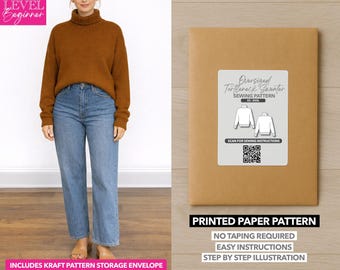 Può includere: Una donna indossa un maglione a collo alto marrone e jeans blu. Accanto a lei, una busta di carta modello marrone con l'etichetta "Oversized Turtleneck Sweater Sewing Pattern". La busta indica anche "Printed Paper Pattern" e "No Taping Required".