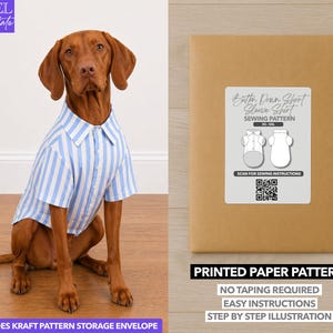Op de afbeelding: Een bruine hond draagt een blauw-wit gestreept button-down shirt. Naast de hond ligt een bruine papieren patroon-envelop met het opschrift "Button Down Short Sleeve Shirt Sewing Pattern". De tekst "Printed Paper Pattern" is ook zichtbaar.