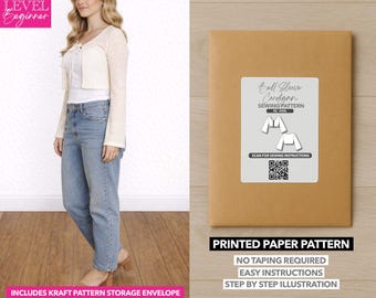 Op de afbeelding: Een vrouw in een crèmekleurig vest en een blauwe jeans staat naast een bruine papieren patroon-envelop. De envelop heeft een label met "Bell Sleeve Cardigan Sewing Pattern". De tekst "Printed Paper Pattern" is ook zichtbaar.