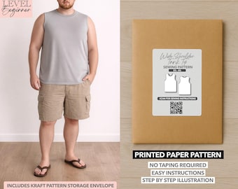 Peut inclure: Une personne portant un débardeur gris et un short kaki se tient à côté d'une enveloppe de patron en papier brun. L'enveloppe porte une étiquette indiquant "Wide Shoulder Tank Top Sewing Pattern" et "Printed Paper Pattern". Le texte "Level Beginner" est dans le coin supérieur gauche.