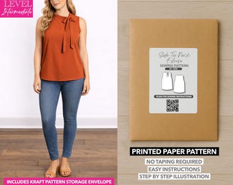 Può includere: Un top arancione senza maniche con dettaglio a collo annodato e jeans blu. Viene mostrato anche un pacco di carta marrone con un'etichetta bianca che recita "Side Tie Neck Blouse Sewing Pattern". Il pacco include una busta per la conservazione del modello kraft.