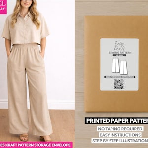 Può includere: Una donna indossa un completo beige a due pezzi, una camicia a maniche corte e pantaloni a gamba larga. Accanto a lei c'è una busta di carta marrone con un'etichetta bianca che recita "Easy Pants Sewing Pattern". La busta indica anche "Printed Paper Pattern".