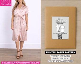 Può includere: Una donna indossa un abito a portafoglio in raso rosa chiaro con cintura annodata e maniche corte. L'abito è al ginocchio. A destra, una busta di carta marrone con un'etichetta bianca con la scritta "Kimono Shirt Dress Sewing Pattern". Il testo "Printed Paper Pattern" è sotto.