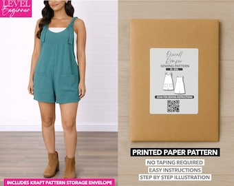 Può includere: Una donna indossa una tuta corta verde acqua con un top bianco e stivali marroni. L'immagine mostra anche una busta di carta marrone con l'etichetta "Overall Romper Sewing Pattern". Il testo sulla busta dice "Printed Paper Pattern" e "Easy Instructions".