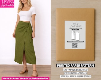Peut inclure: Une jupe midi portefeuille vert olive associée à un haut court blanc. L'image montre également une enveloppe de patron en papier brun avec une étiquette indiquant "Wrap Midi Skirt Sewing Pattern". Le patron comprend des instructions faciles et des illustrations étape par étape.