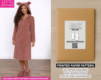 Può includere: Una donna indossa un camice da notte marrone con cappuccio e orecchie da orso, pantofole abbinate e chiusura con cerniera. Accanto a lei, una busta di carta marrone con la scritta "Cozy Hooded Night Dress Sewing Pattern". Il modello include istruzioni semplici.