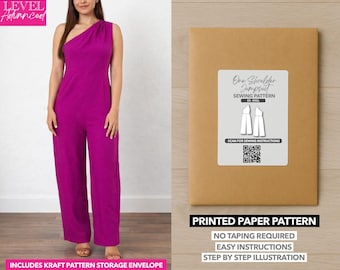 Peut inclure: Une femme porte une combinaison magenta à une épaule. À droite, une enveloppe en papier kraft avec une étiquette de patron de couture. L'étiquette indique "One Shoulder Jumpsuit Sewing Pattern" et comprend un code QR. Le texte en bas dit "Printed Paper Pattern".