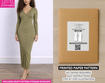 Può includere: Un abito verde oliva con bottoni e maniche lunghe. L'immagine mostra anche una busta di carta marrone con un'etichetta che recita "Cardigan Dress Sewing Pattern". Il testo "Printed Paper Pattern" è anch'esso visibile.