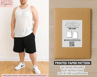Peut inclure: Une personne porte un débardeur blanc et un short noir, avec des baskets blanches. À côté de la personne se trouve une enveloppe de patron en papier brun avec une étiquette indiquant "Round Neck Pocket Tank Top Sewing Pattern". Le texte "Printed Paper Pattern" est également visible.
