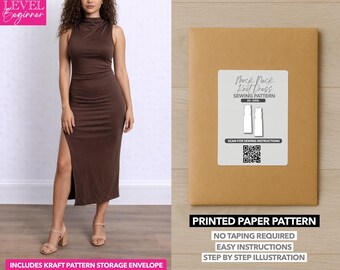 Peut inclure: Une robe sans manches marron à col montant avec une fente haute sur la cuisse. À côté de la robe, une enveloppe en papier kraft avec l'étiquette "Patron de couture de robe en tricot à col montant". L'enveloppe indique également "Patron papier imprimé" et "Aucun collage requis".