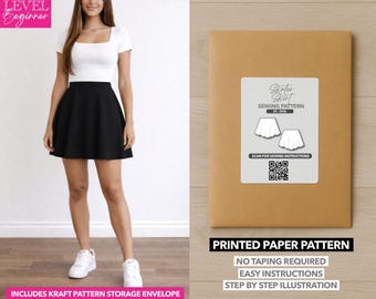Può includere: Una donna indossa un top bianco e una gonna a ruota nera. A destra, una busta di carta marrone con un'etichetta bianca che recita "Skater Skirt Sewing Pattern". Il testo "Printed Paper Pattern" è sotto l'etichetta.