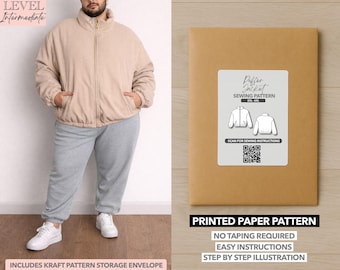 Peut inclure: Une personne porte une veste bouffante beige, un pantalon de survêtement gris et des baskets blanches. L'image montre également une enveloppe de patron en papier brun avec une étiquette indiquant "Puffer Jacket Sewing Pattern". Le patron comprend des instructions faciles.