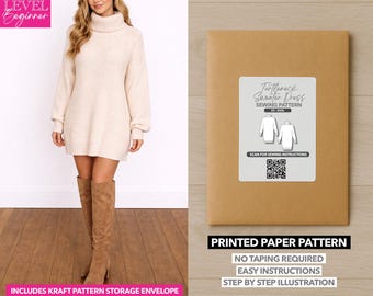 Peut inclure: Une femme porte une robe pull crème à col roulé et des bottes hautes marron. Une enveloppe de patron en papier kraft avec l'étiquette "Turtleneck Sweater Dress Sewing Pattern" est également présentée. Le patron comprend des instructions faciles.