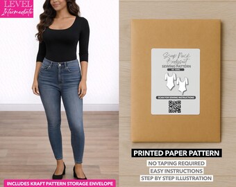 Peut inclure: Une femme porte un haut noir à col rond et manches trois-quarts et un jean bleu. À droite, une enveloppe de patron en papier brun avec une étiquette blanche indiquant "Scoop Neck Bodysuit Sewing Pattern". Le texte "Printed Paper Pattern" est en dessous.