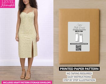 Peut inclure: Une femme porte une robe midi à imprimé floral jaune avec une fente avant et des bretelles spaghetti. L'image montre également une enveloppe de patron en papier brun avec une étiquette indiquant "Cami Midi Dress Sewing Pattern". Le texte "Printed Paper Pattern" est également visible.
