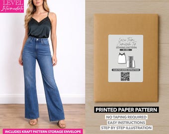 Può includere: Una donna indossa una camisole verde scuro con finiture in pizzo e jeans blu. È visibile anche una busta di carta marrone con un'etichetta che recita "Lace Trim Camisole Top Sewing Pattern". Il modello include istruzioni semplici e illustrazioni passo passo.