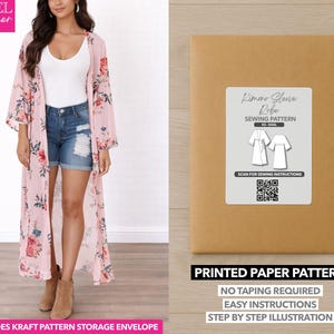 Puede incluir: Una mujer con un kimono floral rosa, una camiseta blanca y pantalones cortos de mezclilla. A la derecha, un sobre de papel marrón con una etiqueta que dice "Limono Sleeve Robe Sewing Pattern". El texto "Printed Paper Pattern" está debajo.