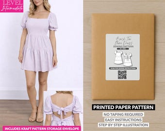 Può includere: Un miniabito lilla chiaro con scollo quadrato e maniche a sbuffo. L'immagine mostra un modello di carta stampata per un miniabito con fiocco sulla schiena. Il modello include una busta di stoccaggio del modello kraft.