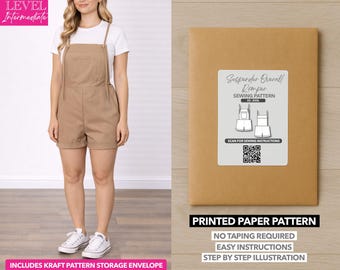 Può includere: Una donna indossa una tuta con bretelle color beige sopra una maglietta bianca. L'immagine mostra anche una busta di carta marrone con l'etichetta "Suspender Overall Romper Sewing Pattern". È visibile anche il testo "Printed Paper Pattern".