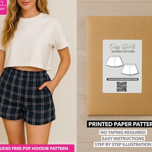 Puede incluir: Una taza de cerámica blanca con un asa negra y el texto "But First, Coffee" en negro, con una fuente de estilo manuscrito. La taza está sobre una superficie blanca.