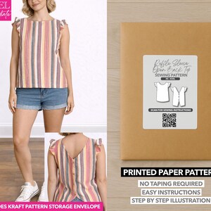 Pode incluir: Uma mulher vestindo um top listrado e shorts jeans. O top tem mangas com babados e decote em V. Uma embalagem de padrão de papel marrom com a etiqueta "Ruffle Sleeve Open Back Top Sewing Pattern" também é mostrada. O texto "Printed Paper Pattern" também é visível.