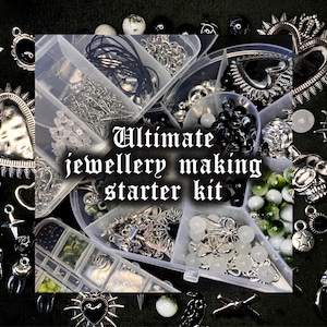 Puede incluir: Se muestra un kit de inicio para la creación de joyas, con componentes en recipientes transparentes y divididos. El kit incluye cuentas, cadenas, cierres y otros suministros. El texto "Ultimate jewellery making starter kit" es visible.