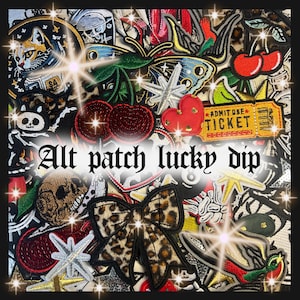 Puede incluir: Un surtido de parches bordados con diversos diseños, incluyendo un gato, una calavera, cerezas, una mariposa y un lazo con estampado de leopardo. El texto "Alt patch lucky dip" se muestra en una fuente decorativa.