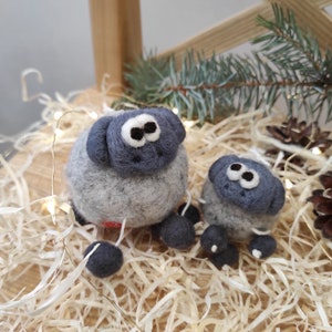 Personalized Two Needle Felted Wool Sheeps / Gift Ewe and lamb / Cute home decoration / Christmas tree ornament / Mother&#39;s day gift
