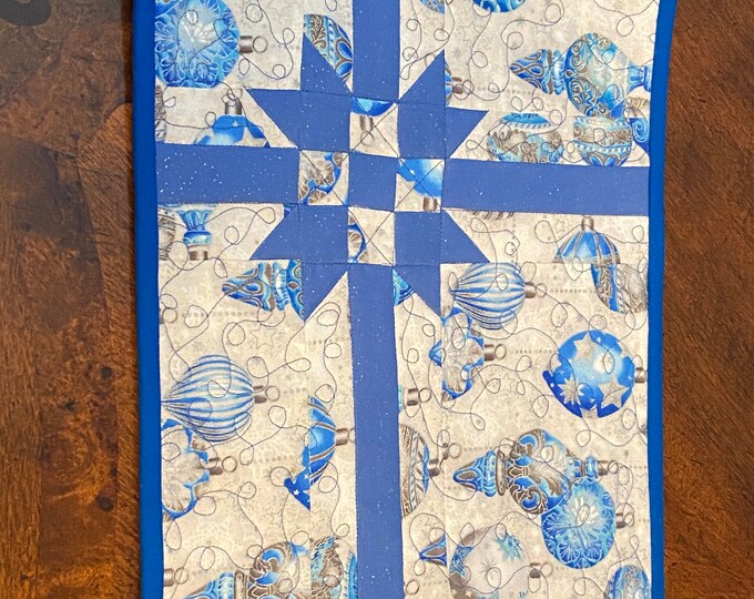 Blue ornament present placemat