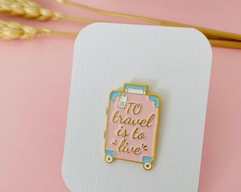 Umfassen Sie das Abenteuer mit unseren 'To Travel is to Live' Emaille Pin Badges, schrullige und einzigartige Pins, Love to Travel Badges, Rucksack Accessoire!
