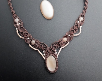 Collier macramé marron avec pierre de lune pêche – cabochon pierre fine naturelle,   cadeau  femme  fait main, création bohème chic unique