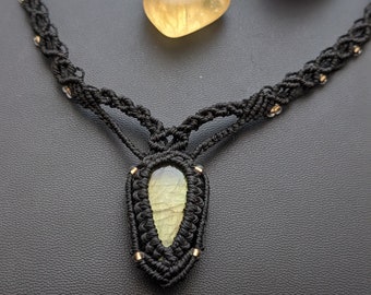 Beau collier  macramé noir cabochon en pierre fine  naturelle  labradorite doré, vert .Création unique faite main ,bijou créateur original.