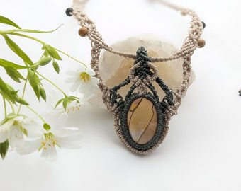Collier macramé beige et kaki avec  cabochon en pierre fine mookaite et perles en  jaspe  picasso, .Bijou fait main, création unique femme.