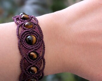 Superbe bracelet macramé violet  avec ses jolies perles  en pierre fine naturelle  œil de tigre fait main ,cadeau femme,création unique