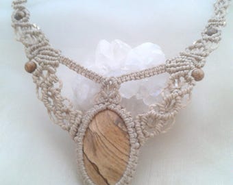 Collier macramé fil linhasita  beige avec cabochon en pierre fine naturelle  Jaspe Paysage.Création  artisanale unique .Lithothérapie