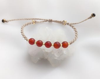 Bracelet macramé beige  avec perles en pierre fine naturelle cornaline.Idée cadeau  femme .Bijou créateur unique fait à la main.