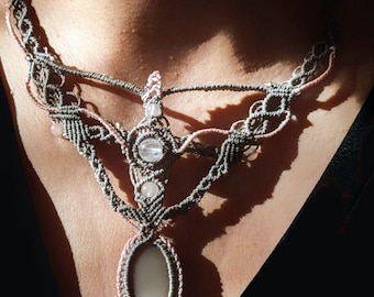 Collier macramé gris et rose avec cabochon ovale pierre de lune nacrée  et perles quartz rose, cordon ajustable, fait main unique  artisanal