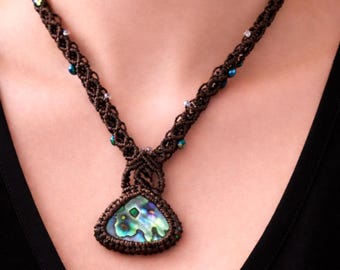 Collier macramé marron avec cabochon abalone reflets bleus verts, bijou coquillage fait main, création unique, idée cadeau femme original.