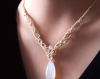 Collier macramé beige avec pendentif pierre de lune blanche et perles dorées, bijou artisanal fait main, pierre naturelle, ajustable, unique