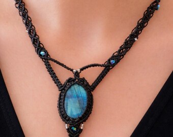 Collier macramé noir avec cabochon labradorite bleue – Magnifiques reflets  bleu – fait main – Idée cadeau femme –Création artisanale unique