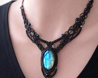 Collier macramé fait main en fil Linhasita marron avec superbe labradorite bleue aux reflets lumineux .Bijou unique créateur, cadeau femme.