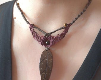 Collier macramé original,unique  avec pendentif feuille en noix de  coco et perles en pierre fine  œil de tigre.Idée cadeau femme ,