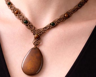 Collier macramé marron avec pendentif tagua (ivoire végétal ) et perles en pierre fine  jaspe picasso  Création unique, bijou ajustable.