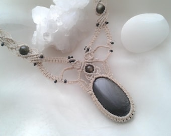 Collier macramé obsidienne argent et dorée – Bijou artisanal fait main – Collier ajustable femme – Pierre fine naturelle – Cadeau unique